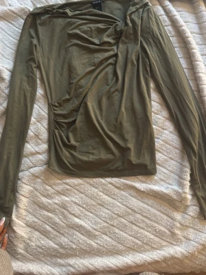 Olivgrön långärmad topp från Lindex - Super snygg olivgrön tröja från Lindex😍