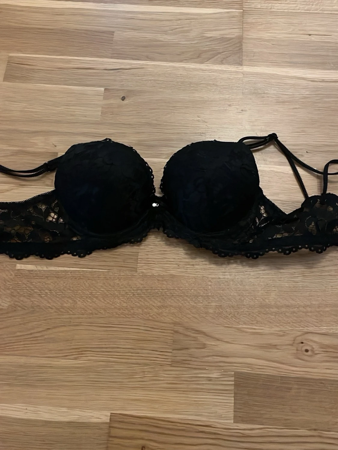 Svart spets-bh med vadderade kupor