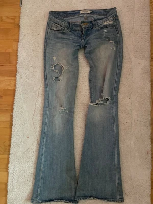 Super snygga jeans med hål - Så sjukt snygga jeans med hål i som var svåra att få tag på och säljs inte längre. Säljer då dem är för små. Dem har ett litet hål vid rumpan men det syns inte när man har på sig dem och går enkelt att sy men jag har inga sy verktyg hemma så därför har jag inte sytt ihop hålet. Storlek xss och midjemått tvärs över är 36. Jag är 162 ish och jeansen är perfekt längd inte för långa men inte för korta. Pris kan diskuteras 