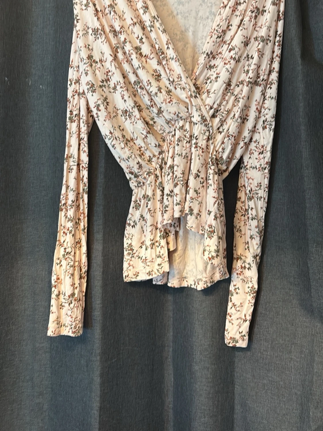 Blommig omlottopp med volang