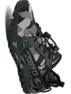 Svart och grå camo sneaker - Snygg sneaker i svart och grått med camomönster och robust sula. Ovandelen är i mesh för bra ventilation och skon har svarta snören med snabblås. Sidan har textdetaljer och förstärkta partier i syntetmaterial för extra hållbarhet.