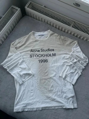 Acne Studios long sleeve - Säljer denna riktigt feta Acne Studios long sleeven i väldigt bra skick! Storlek S men passar också M. Använd endast 2 gånger. Hör av er om ni har frågor!