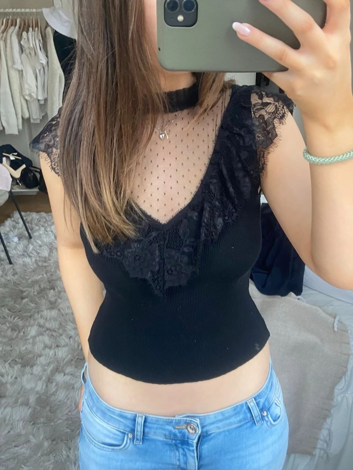 Svart spetsblus med mesh och prickar