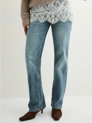 STRAIGHT LEG JEANS💙💙💙 - Säljer ett par superfina straight leg jeans från Nelly, då jag känner att dem inte passar mig längre. Jättefin färg och modell. Endast använda 2 gånger. 💙💙