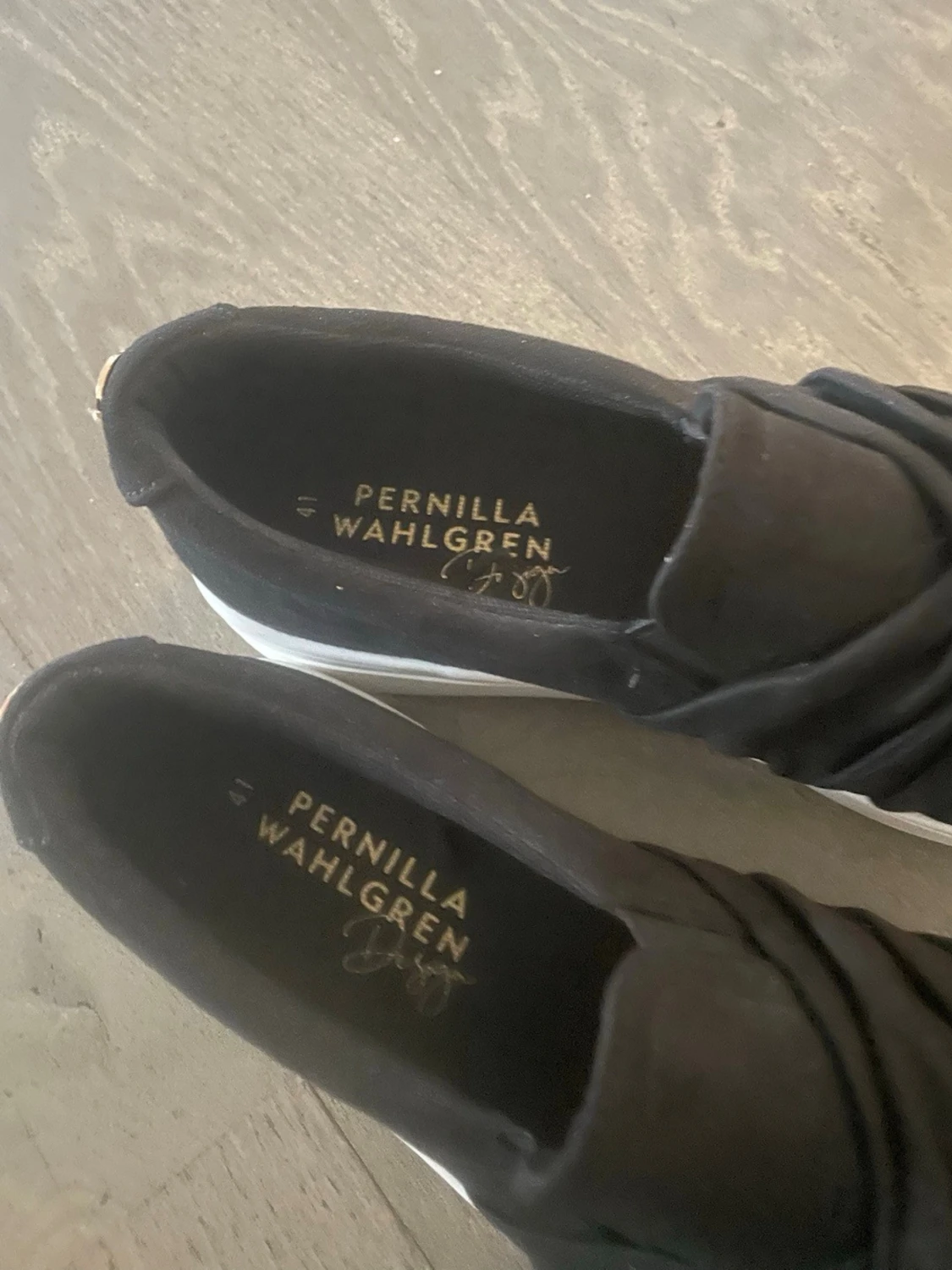 Svarta slip-on sneakers Pernilla Wahlgren - 4