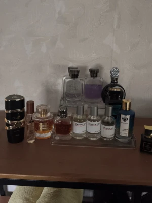 Parfym samling, köp hela flaskor eller samples - Pris får att diskuteras. Jag har en 1 million prive 33ml flaska med ungefär hälften kvar. Du ser flaskan näst längst till vänster i första bilden.