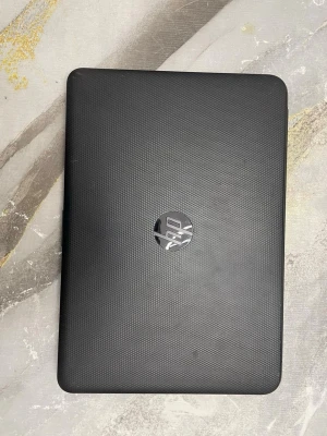 Svart HP bärbar dator - Säljer en stilren svart bärbar dator från HP med diskret texturerad yta och rundade hörn. Locket har en snygg HP-logga i silver som ger en modern känsla. Perfekt för studier, jobb eller gaming.