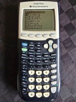 Texas Instruments TI-84 Plus miniräknare - En klassisk grafritande miniräknare, TI-84 Plus från Texas Instruments. Svart och vit design med tydliga gummiknappar och stor display. Perfekt för matte, statistik och programmering. Passar bra för gymnasiet och universitetet.