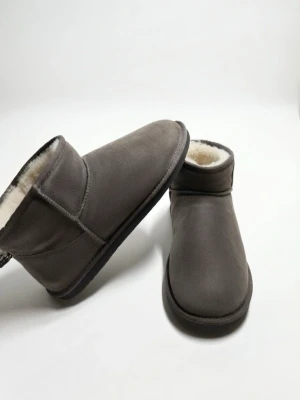 Gråa ”uggs” med foder - Mysiga gråa uggs  i mockaimitation med mjukt vitt foder på insidan. De har en enkel och stilren design med rund tå och låg ankelhöjd. Perfekta för att hålla fötterna varma  under kalla dagar. Storlek 48, används 1 gång. Nypris runt 6-700kr