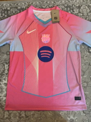 Barça x Nike rosa matchtröja - Helt ny FC Barcelona tröja – aldrig använd, med tag kvar 💯 Unik rosa design som verkligen sticker ut 🔥  Finns i storlekar: S (1st) M (1st)  Passform: Normal Skick: 10/10