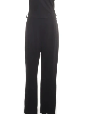 Svart jumpsuit med raka ben från Only - Stilren svart jumpsuit med raka ben och markerad midja. Modellen har ett enkelt snitt sweetheart tubtop med silikon för att hålla plagget på plats, medföljande midjeband.. Perfekt för dig som gillar minimalistisk och tidlös stil. Materialet är mjukt och följsamt. Aldrig använd.