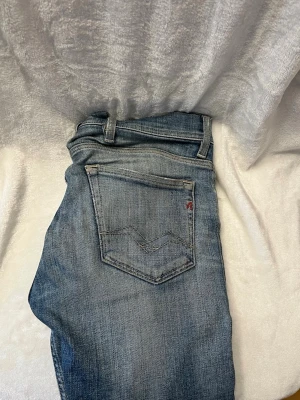 Blå jeans från Replay - Tjena säljer dessa feta replay jeans i storlek 29/32 dom har en skeva där bak därför de är sytt men de passar in och inget man tänker på hör av er om intresse