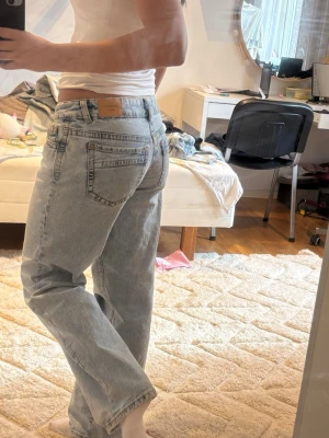 Ljusblå raka jeans med hög midja - Använt fåtal gånger, nästa nya. 