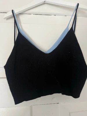 Vändbar ribbad linnetopp svart/blå - 2st korta linnen i bra skick. 2 för 25  1 för 12  hör av dig innan köp!