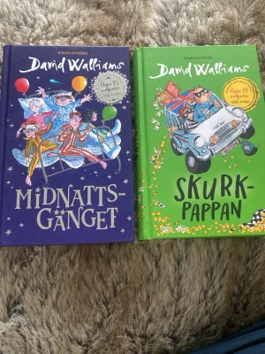 Midnattsgänget & Skurk-pappan - Två färgglada inbundna böcker av David Walliams: 'Midnattsgänget' med lila omslag och fantasifullt motiv samt 'Skurk-pappan' med grönt omslag och tecknad bil. Perfekta för dig som gillar humor och äventyr. Illustrationer av Tony Ross. Säljer båda tillsammans för 100kr!