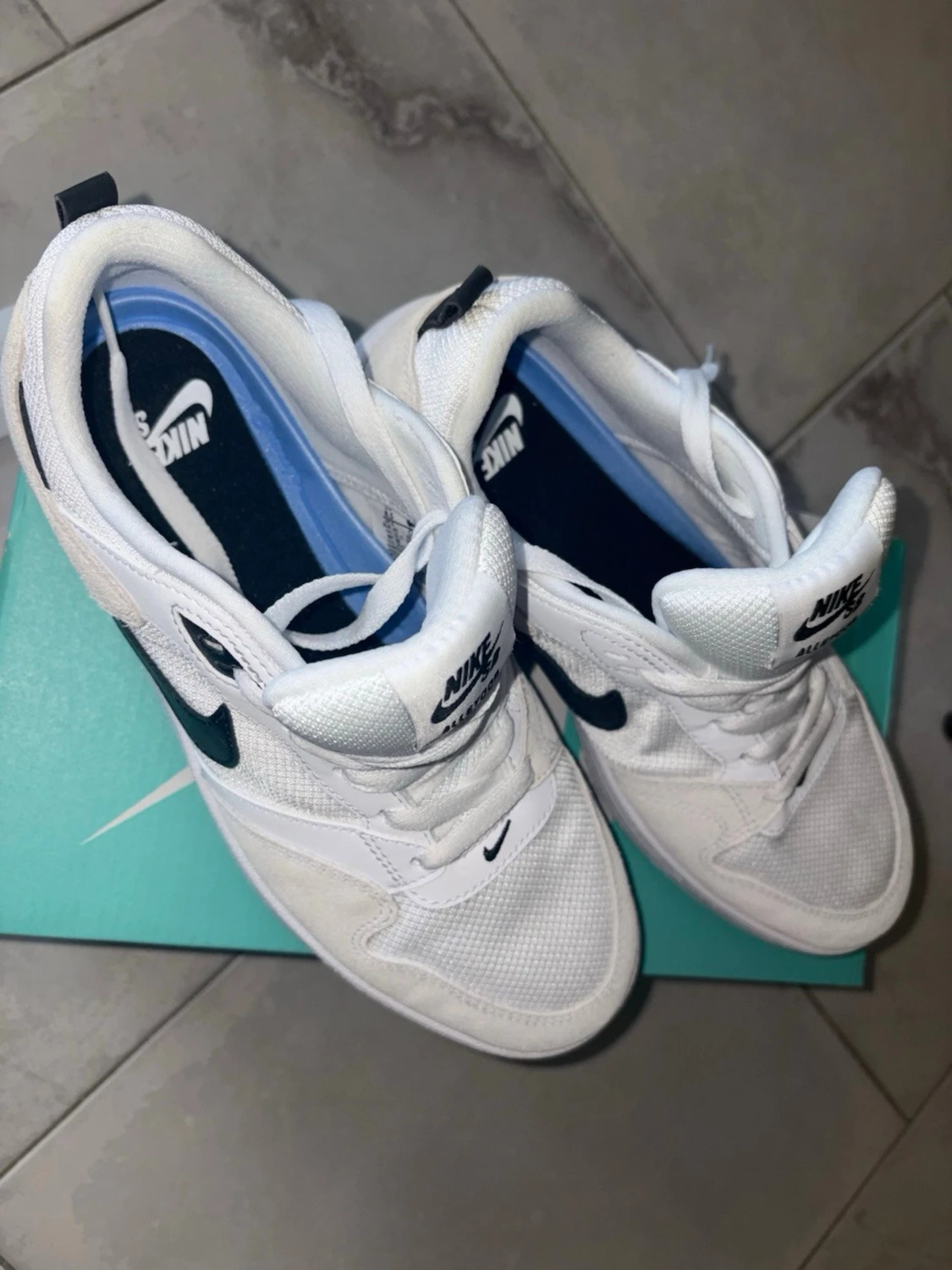 Nike SB vita sneakers med blå swoosh - 1