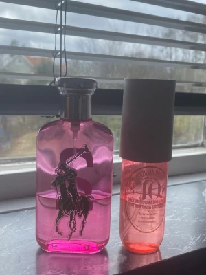 Ralph lauren + sol de Janeiro 40 - Säljer ett parfym kit, en Ralph lauren parfym 100 ml (40% kvar) och en sol de Janeiro 40 90ml (40% kvar), dessa luktar jätte gott tillsammans! Säljer dessa båda för 350kr + frakt! 