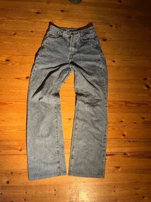 Vintage jeans från Never Denim - Snygga sällsynta jeans i ljusblå färg från Never denim i storlek 27/32. Modell: regular wide. Mycket bra skick, skriv vid eventuella funderingar😄
