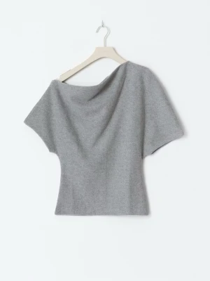 Topp Gina trikot  -  Jättesnygg one Shoulder top från Gina Tricot i storlek XS. Använd en gång, säljer för att den inte kommer till användning. Mycket bra skick!