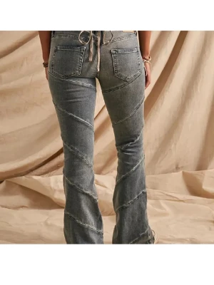 Jeans urban oufiters BDG - Säljer ett par  jeans från BDG med unik spiralformad söm längs benen. Jeansen har låg midja, fem fickor och utsvängda ben. Perfekta för dig som gillar en retro och edgy stil. Materialet är klassisk denim i bomull.