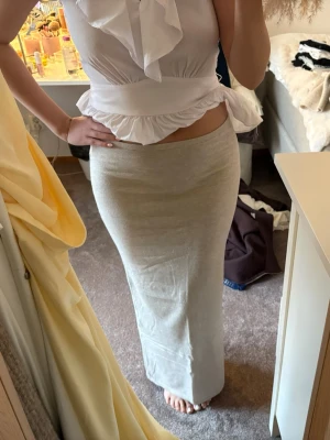 Stickad kjol  - Så fin stickad kjol, perfekt nu till våren 🎀Super skick! Skriv vid intresse eller frågor 🤍