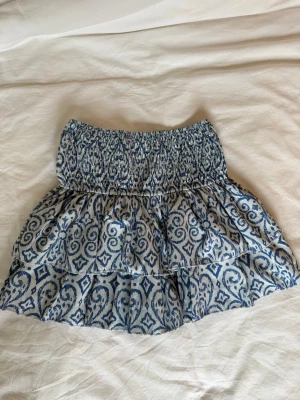 Meet me there kjol - Blå-vit volang kjol ifrån meet me there, kjolen är i storlek xxs/xs men är stretchig så passar även s!!😇🥹💞