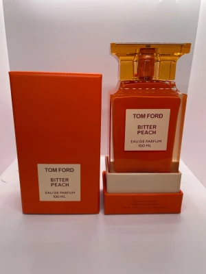 Tom Ford Bitter Peach EdP 100 ml - Helt oanvänd 100ml manlig parfym. Vid frågor är det bara och fråga. Priset är aldrig hugget i sten Paket erbjudande är möjligt Svarar och fraktar inom 12h