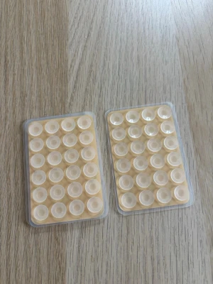 Två genomskinliga octobuddy silikon mobilgrepp - Två Octopus silikon mobilhållare med transparenta, runda stötdämpande kuddar i mjuk plast. Perfekta för att skydda mobiltelefoner och tillbehör mot repor och stötar. Kuddarna har självhäftande baksida med 3M-tejp för enkel applicering på olika ytor.