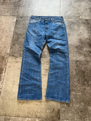 Vintage Flared Levi’s 507 Jeans - Tja! nu säljer jag mina otroligt najs levis 507or med en riktigt skön blå färg🫡 Dessa är i strlk 34/32 men sitter som 32/32👏 507or är förmodligen den fetaste modellen på levis ifall du är ute efter ett par som är loose och flared samtidigt😉 tveka inte på att skriva ifall du har frågor🏹