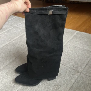 Svarta höga mockastövlar - Säljer mina fina höga boots då de inte kommer till användning endast använd en gång och köpte de från vinted för 1200kr säljer för 480kr pris går att diskuterar strl 37