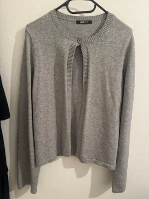 Kofta Gina Tricot - Knapp kofta från Gina tricot. Storlek L men passar även M, perfekt att slänga över en topp för en clean look. 