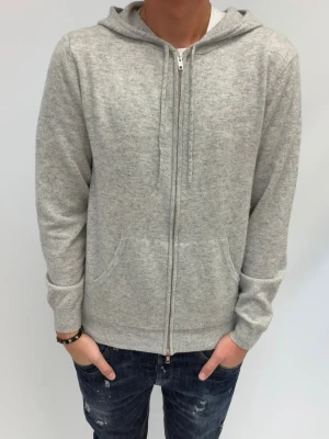 John Henric Kashmir hoodie  - Säljer denna riktigt goa John Henric Kashmir hoodie som är riktigt snygg nu till sommaren och våren skriv om ni har fler frågor måtten på hoodien är på bilen 