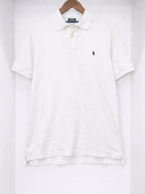 Vit piké från Ralph Lauren  - Vit klassisk piké från Ralph Lauren! Använd ett fåtal gånger och är i mycket bra skick! Skriv vid frågor😃