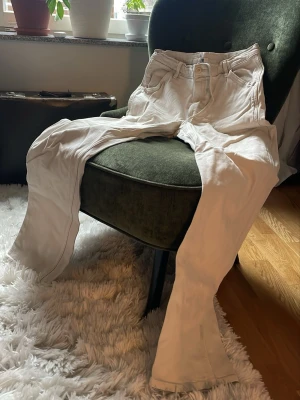 Uniqlo denim workpants - Ett par sköna denim workpants från Uniqlo som ej har blivit använda på flera år. En lite lösare passform och ljus färg gör att de passar bra nu till våren och sommaren. Byxorna har många användbara, stora fickor och har snörning i midjan så bälte behövs ej. Jag är beredd att släppa de billigt vid en snabb affär och om du har några frågor är det bara att skicka ett dm!