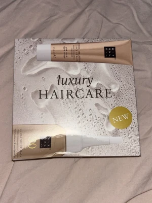 Rituals Luxury Haircare Set - Lyxigt hårvårdsset från Rituals med en ultra shine mask och ett detox shampoo concentrate.                Helt oanvänt, pris går att diskutera