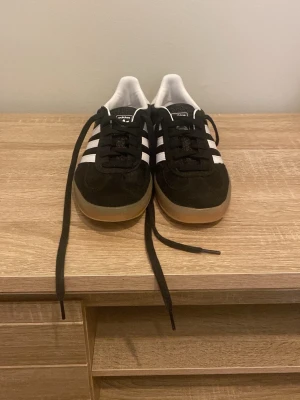 Adidas Gazelle svart - Säljer desssa riktigt feta Adidas gazelle dem är i jätte bra sick och änvända i cirka en månad. Ordinare pris 1199kr Mitt pris 799 kr skulle säga att detta är en riktig steal för att de är i så bra sick och för sånt här pris är guld värt att köpa hem om du vill ha ett par riktigt snygga skor till våren/Sommaren så det är bara att höra av sig vid fundering😀🤩🙌