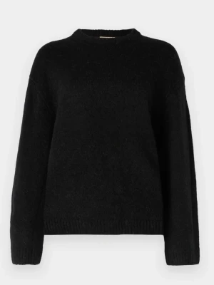 Svart stickad tröja från Gina tricot  - Svart stickad tröja från Gina tricot, säljer den då jag knappt använder den.  Skriv för bilder eller frågor.