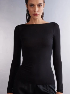 Svart intimissimi tröja  - Svart intimissimi tröja, tröjan har tyvärr ett litet hål i ena armen och ett till i midjan och säljs derför väldigt billigt. Tröjan är annars i bra skick och hålen kan såklart lagas och märks kanappt. Skriv för frågor.