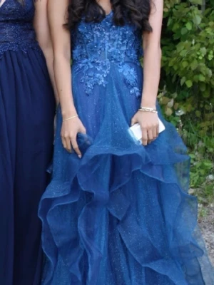 Blå glittrig balklänning - Storleken är personlig anpassad, sitter som en xs/s är 161cm och klänningen går precis ner till fötterna, använd en gång. Kontakta för mer specifika mått eller fler bilder💕 pris går att diskutera!