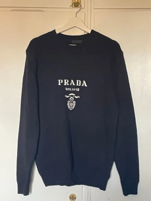 Prada kofta - Väldigt stilren och mysig kofta från Prada storlek s men passar M/L