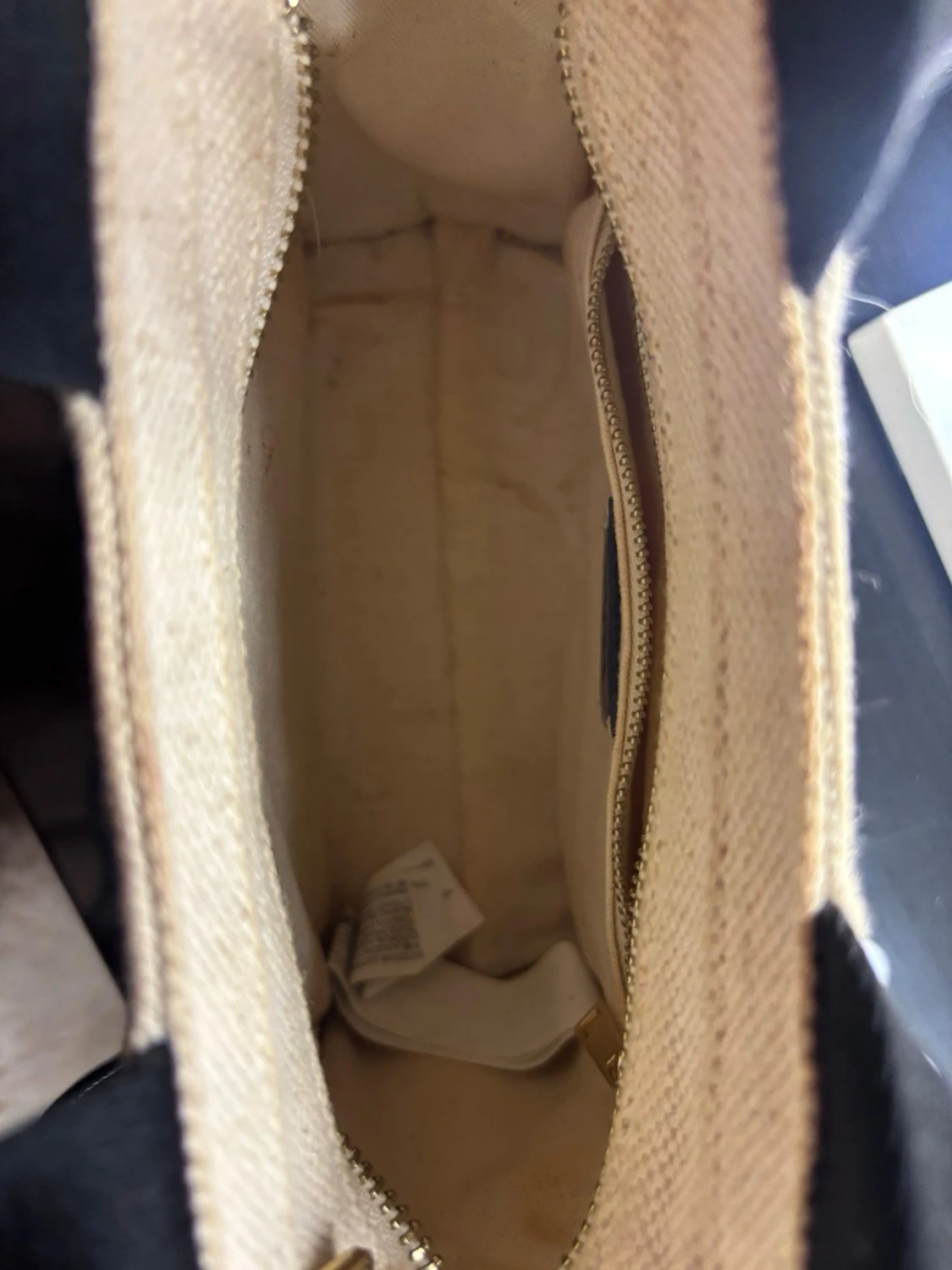 Beige canvas handväska med svarta detaljer - 1