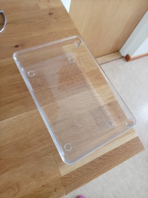 Rektangulär genomskinlig plastbricka - Säljer en rektangulär bricka i genomskinlig plast. Brickan har små upphöjda prickar på botten och rundade hörn. Perfekt för förvaring eller servering av mindre saker. Enkel och stilren design som passar i de flesta hem. Den ä 23x15cm finns fler lådor på min sida 
