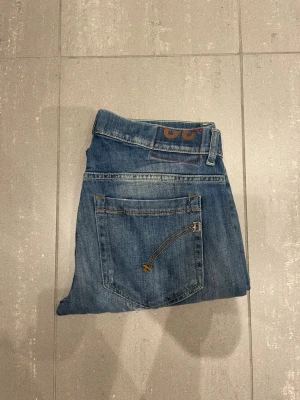 Dondup George Jeans - Säljer nu dessa Dondup George Jeans med snygga slitningar i populär design, mått: 39 cm midja o 102 cm längd.skriv för fler bilder/frågor🙌🏼