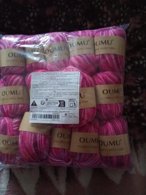 OUMU rosa flerfärgat garnpaket 15 stycken a 50 gram - Säljer ett stort paket OUMU garn med flera nystan i rosa, vitt och lila nyanser. Garnet är ullblandat och har en mjuk och färgstark look, perfekt för kreativa stick- eller virkprojekt. Nystanen är förpackade i plastpåse och har tydliga etiketter. 15 st a 50 gram.
