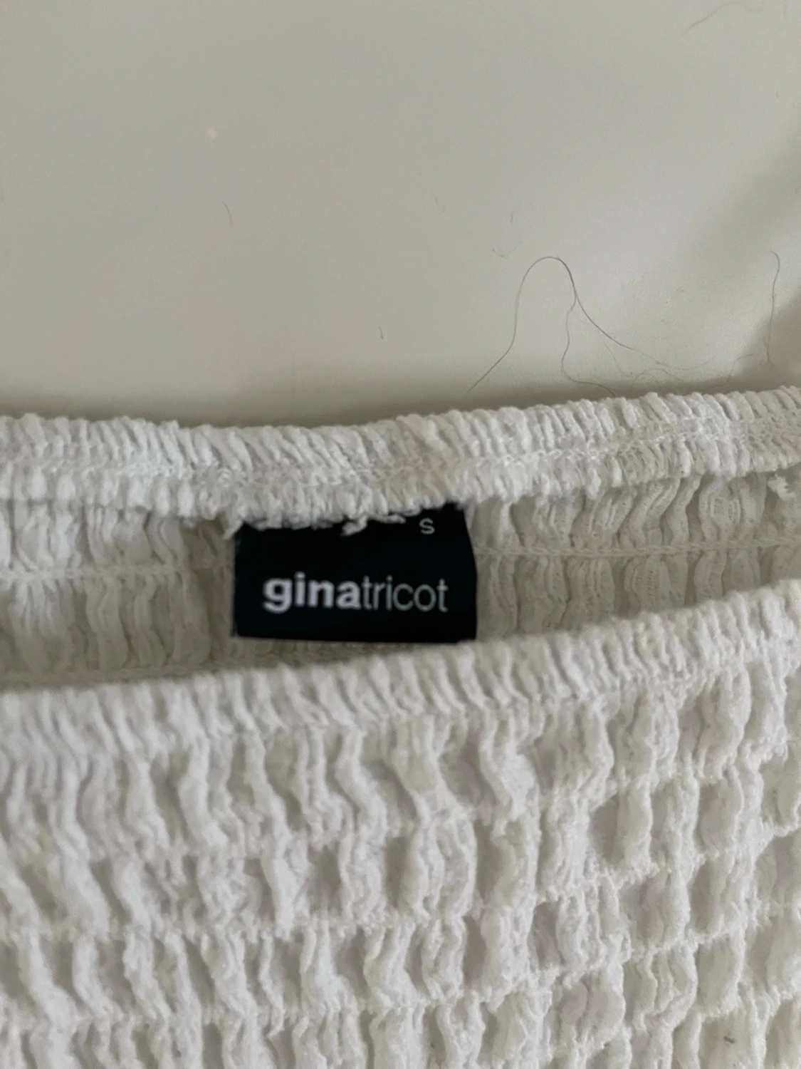 Vit smockad topp från Gina - 3