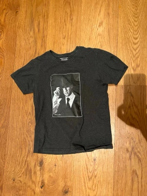 Svart t-shirt med tryck från Celemon Ace - Sjukt snygg och sällsynt svart t-shirt från Celemon Ace, storlek XS, väldigt bra skick. Skriv vid eventuella frågor😄
