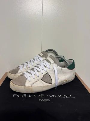 Phillippe Model Sneakers - Philippe Model Sneakers i storlek 43. Skick 7/10, slitage på båda hälarna men de har mycket kvar att ge! Pris 549. Fraktar samma dag!