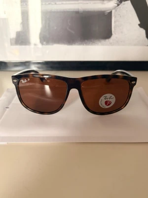 Rayban ”Boyfriend” Polarized - Påskerbjudande🐣Helt nya Ray-Ban “Boyfriend” Polarized. De är oöppnade med alla etiketter kvar och  allt som syns på bild ingår. Säljs för endast 549 kr. Erbjudandet gäller till tisdag 23:59