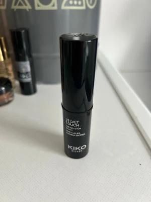 KIKO Velvet Touch Blush Stick 05 - KIKO Velvet Touch Creamy Stick Blush i nyansen 05. En smidig rouge i stiftformat som ger en naturlig och fräsch färg till kinderna. Enkel att applicera och blanda ut med fingrar eller borste. Kommer i en elegant svart hylsa.