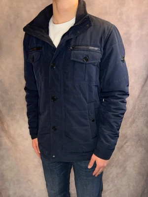 J-Lindeberg vadderad Bailey jacka - Stl L - Riktigt snygg Bailey jacka från J-Lindeberg i färgen marinblå! | Mycket bra skick: 9/10, lätt spår av användning, inga defekter | Stl: L, modellen är 177cm och väger 75kg, passar bäst mellan 183-195cm  🙌  | Hör av dig vid frågor // Galgen 🫡